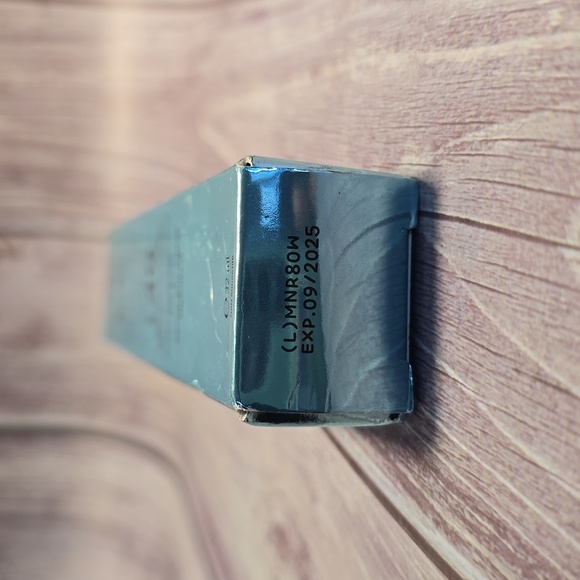 🆕️IT Your Skin But Better CC + Oil-Free Matte Full Coverage Cream SPF 40 light* - Picture 3 of 4